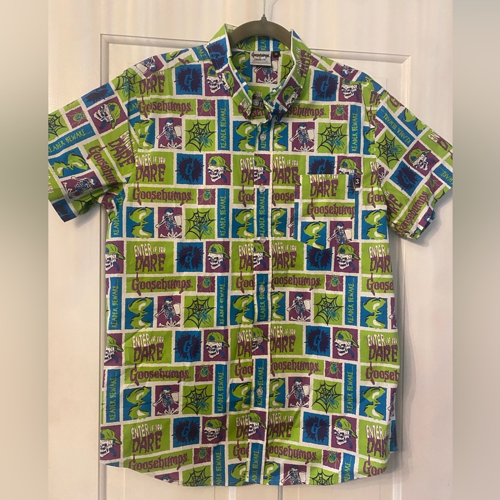 Goosebumps Men’s short sleeve button up shirt by Creepy Company. Size medium